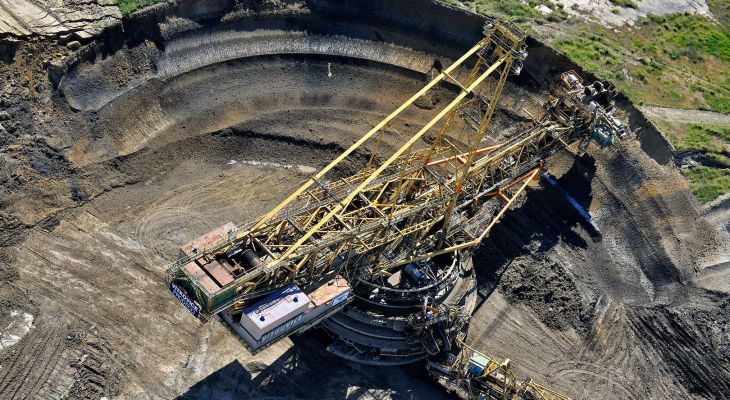 Banky snižují uhlíkovou stopu, ale stále lijí peníze do fosilního průmyslu