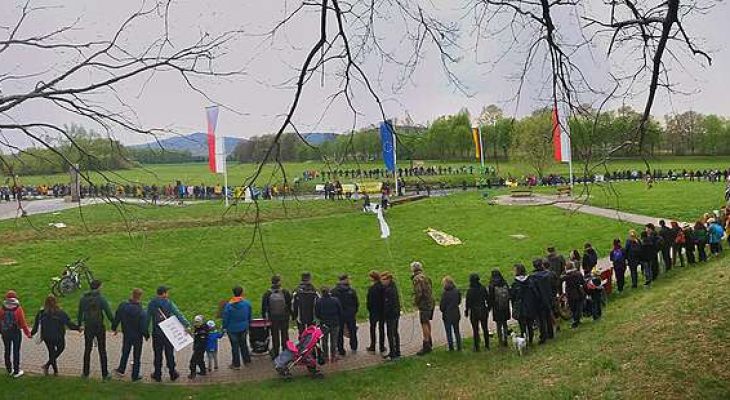 Stovky lidí z České republiky, Polska a Německa vytvořily živý řetěz proti rozšiřování dolu Turów