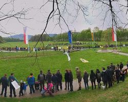 Stovky lidí z České republiky, Polska a Německa vytvořily živý řetěz proti rozšiřování dolu Turów