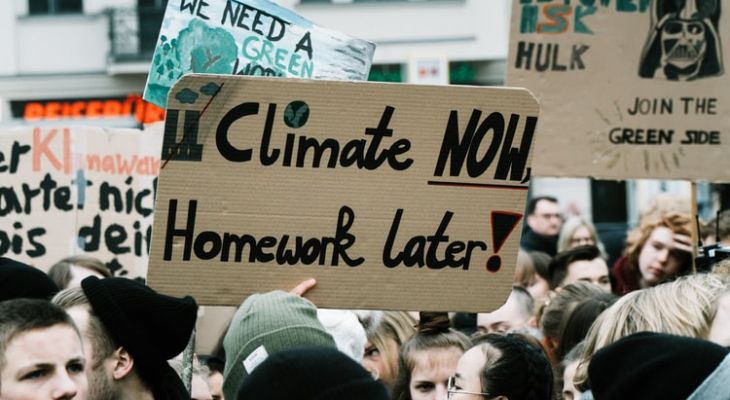 “Zažíváme velké vymírání druhů. Měli bychom jednat tak, jak jsme jednali při požáru Notre Dame,” řekla Greta Thunberg v Evropském parlamentu. Čeští studenti plánují další stávku za klima na 3. května    