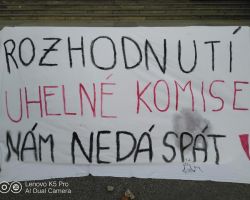 Jednání Uhelné komise se opět odsouvá, aktivisté před ministerstvem životního prostředí zůstávají, svolali demonstraci 