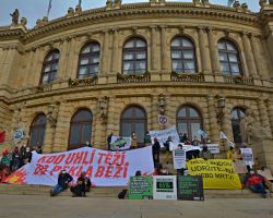 “Pane premiére, nebuďte zbabělec a chraňte klima,” žádali lidé před ministerstvy