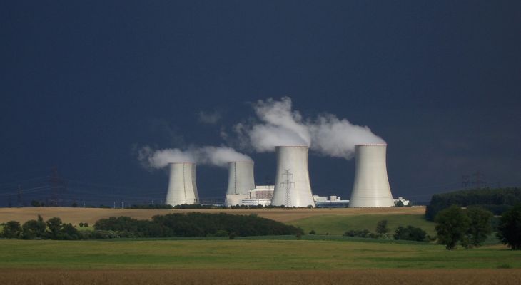 Sněmovna dnes vydala vládě bianco šek na nový jaderný reaktor v Dukovanech. Pokud nezasáhne Senát, budou spotřebitelé elektřiny platit víc do konce století