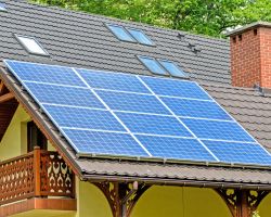 Obnovitelné zdroje: fotovoltaické panely na střeše rodinného domu